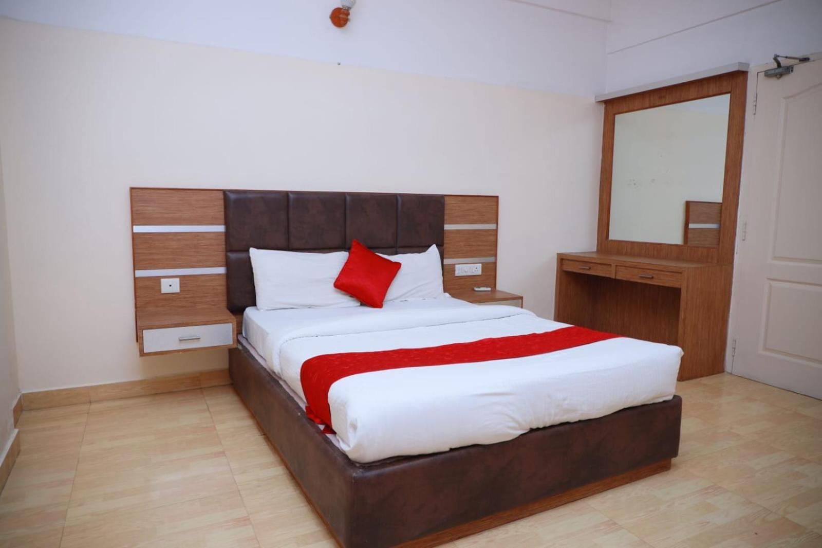 Hotel Tayas Trippapur Luaran gambar